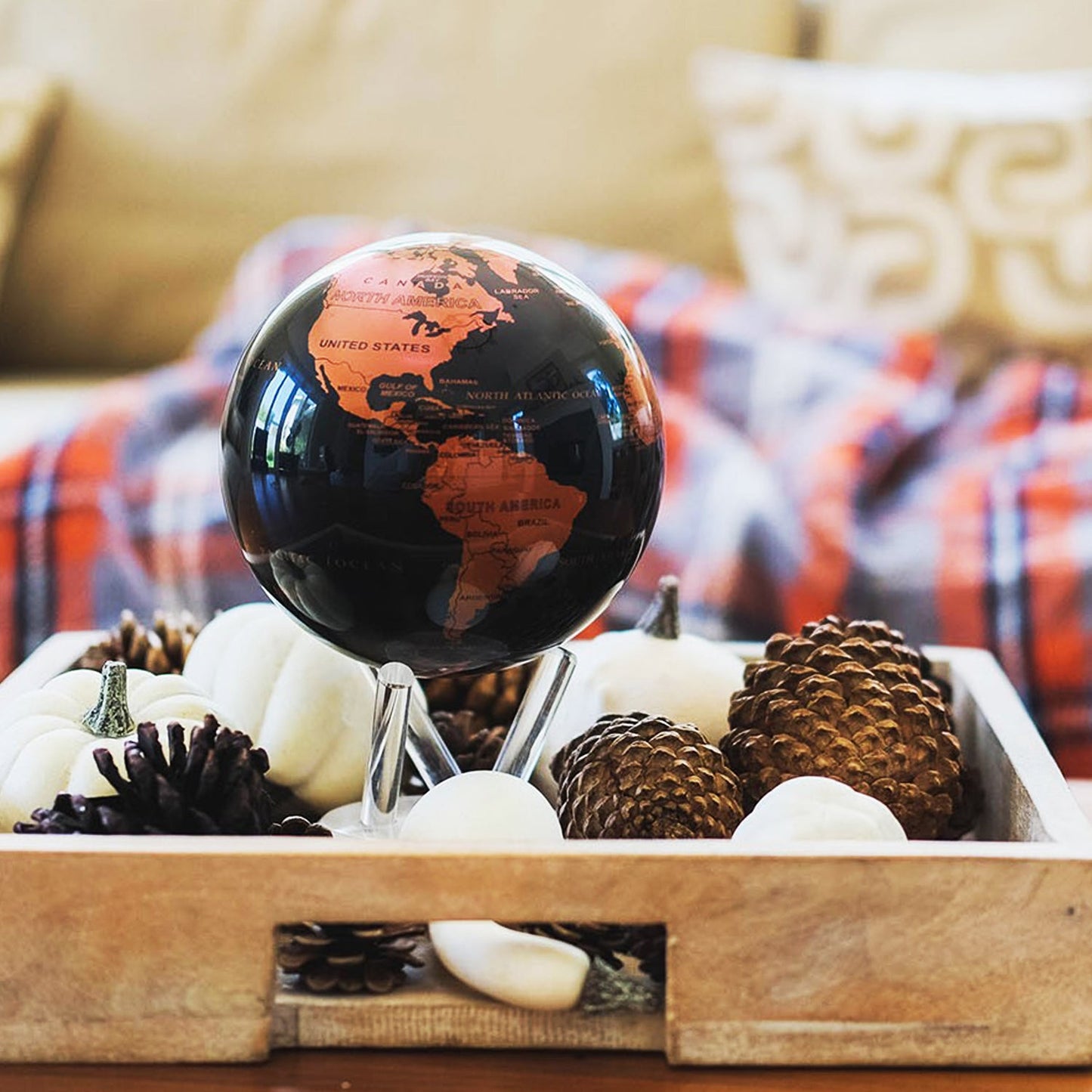 Schwarzer und kupferner Globus