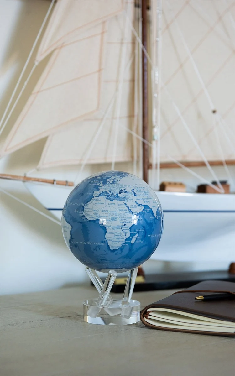 HIMMELBLAU UND WEISS GLOBUS